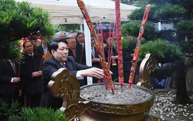 Chủ tịch nước cùng đại biểu kiều bào dâng hương tại Tượng đài Lý Thái Tổ